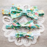 Trio de noeuds papillons adulte anfant et bébé en liberty betsy vert pour mariage et cortège