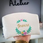 trousse de toilette brodée