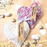 pochons à dragées personnalisés forme coeur en tissu liberty et gaze de coton avec fanion kraft