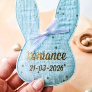 Pochon à dragées personnalisé en forme de lapin. gaze de coton menthe pour baptême et naissance